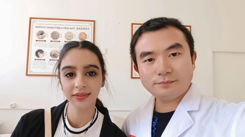 康復后的阿斯瑪與中國醫(yī)生梁敏。中國援阿爾及利亞醫(yī)療隊供圖