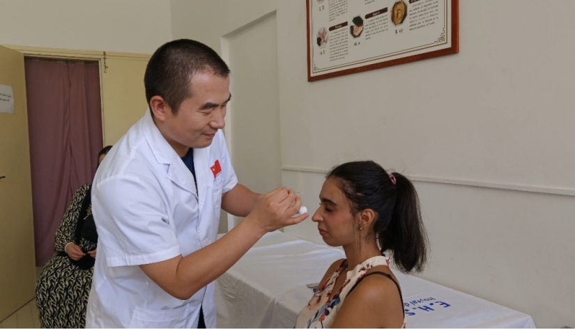 中國醫(yī)生為患者針灸治療。中國援阿爾及利亞醫(yī)療隊供圖