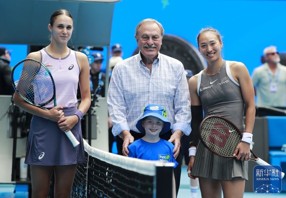 ↑鄭欽文（右）、托多尼（左）在比賽前與澳大利亞網(wǎng)球名將約翰·紐康姆合影。新華社記者 馬平 攝