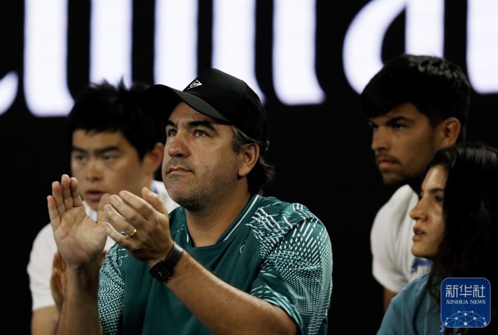 ↑鄭欽文的教練丹特·博蒂尼（中）在場(chǎng)邊觀賽。新華社記者 馬平 攝