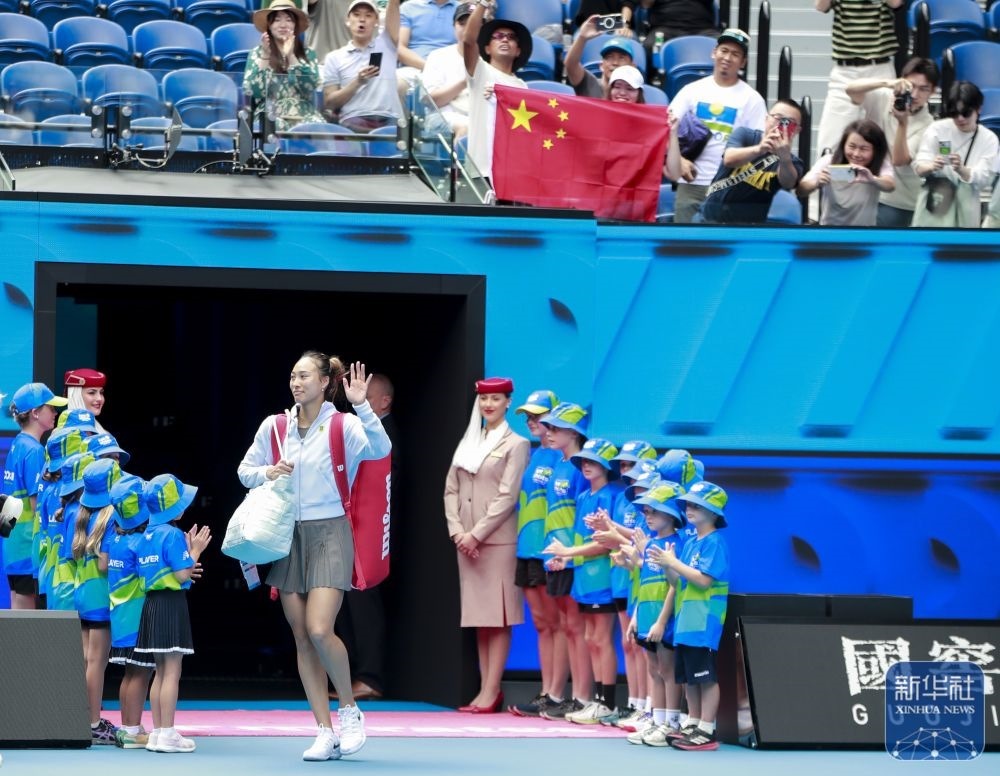 ↑鄭欽文在比賽前入場(chǎng)。新華社記者 馬平 攝