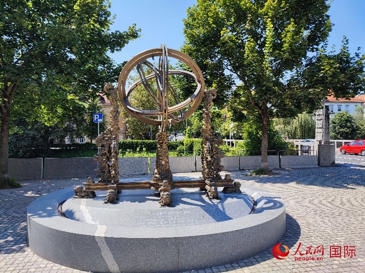 位于盧布爾雅那古城中心河畔的中斯友好紀念碑。人民網記者 謝亞宏攝