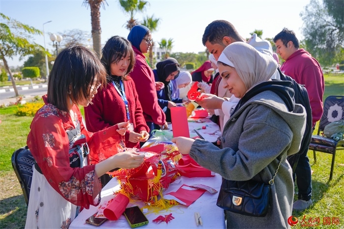 學(xué)生們踴躍參與中國(guó)文化體驗(yàn)活動(dòng)。人民網(wǎng) 塔里克·易卜拉欣攝