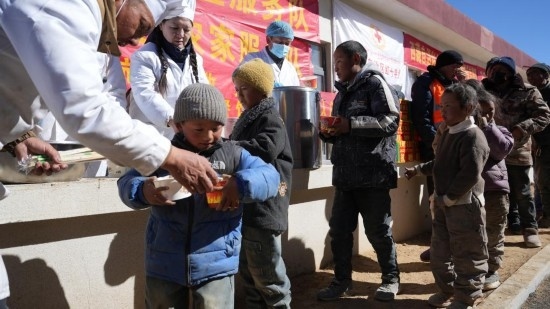 1月14日，廚師們正在給前來(lái)用餐的小朋友們打飯。新華社記者 邱星翔 攝