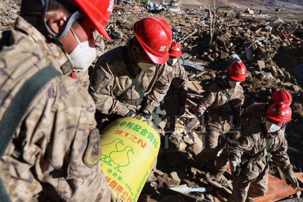1月10日，定日縣長(zhǎng)所鄉(xiāng)古榮村，武警官兵幫助受災(zāi)群眾整理廢墟，搶救被掩埋的物資。環(huán)球時(shí)報(bào)記者崔萌攝