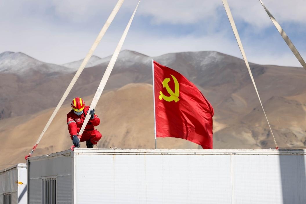 1月13日，定日縣長(zhǎng)所鄉(xiāng)嘎布村安置點(diǎn)，中國(guó)安能三局成都基地支援震區(qū)的黨員突擊隊(duì)隊(duì)員在搭建活動(dòng)板房。人民日?qǐng)?bào)記者張武軍攝