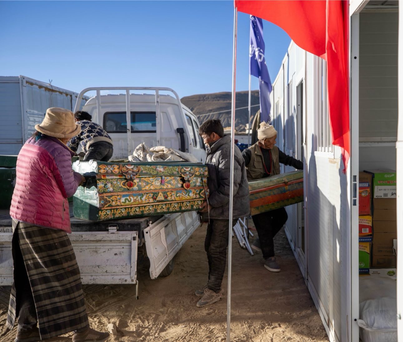 1月11日，西藏定日縣曲洛鄉(xiāng)措昂村，首批入住活動(dòng)板房的村民正在搬運(yùn)物品，為入住做準(zhǔn)備。人民日?qǐng)?bào)記者張武軍攝