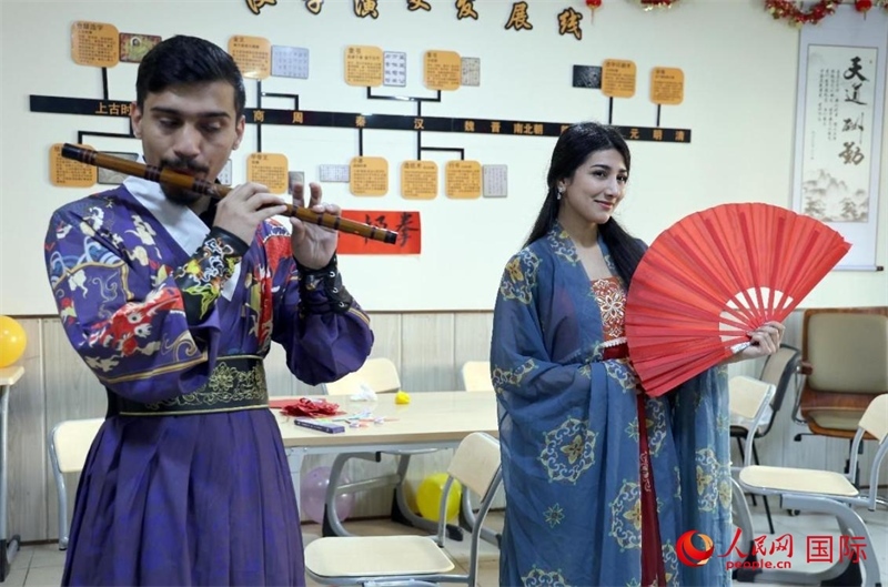 薩拉赫丁大學中文系學生們展示才藝。人民網(wǎng)伊納斯·易卜拉欣攝