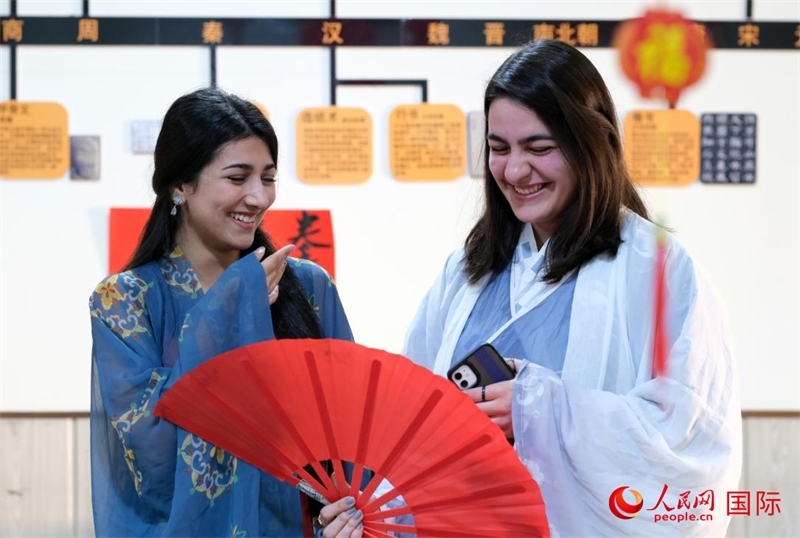 兩名參加活動的學生。人民網(wǎng)伊納斯·易卜拉欣攝