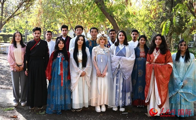 部分參加活動的師生合影。人民網(wǎng)伊納斯·易卜拉欣攝