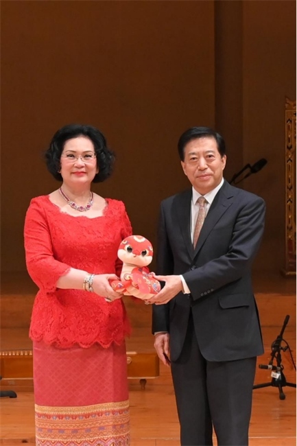 中國(guó)駐泰國(guó)大使韓志強(qiáng)與國(guó)際奧委會(huì)委員、泰國(guó)愛(ài)樂(lè)樂(lè)團(tuán)董事會(huì)主席坤仁帕塔瑪共同出席音樂(lè)會(huì)。主辦方供圖