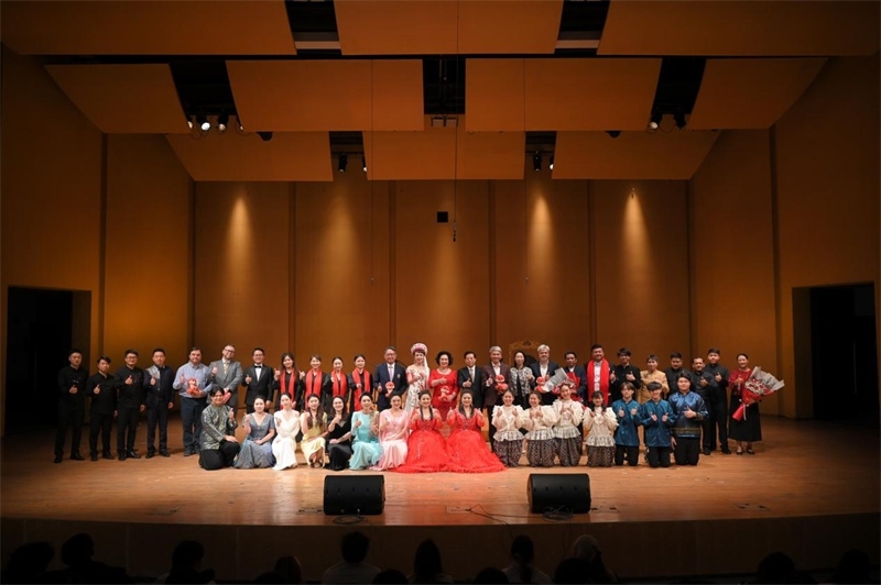 音樂(lè)會(huì)嘉賓與表演者集體合影。活動(dòng)主辦方供圖