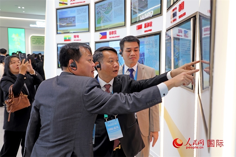 越南參會代表在南寧國際會展中心參觀。人民網(wǎng)記者 趙益普攝