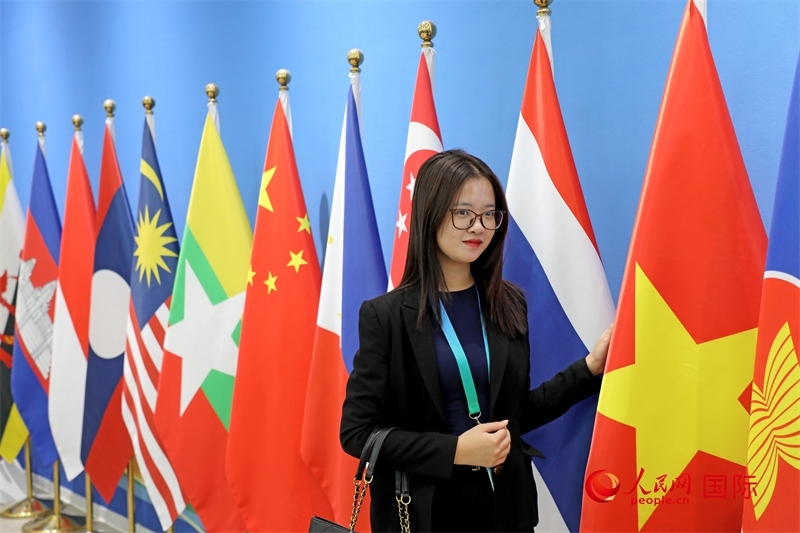 越南芒街市參會代表在南寧國際會展中心參觀。人民網(wǎng)記者 趙益普攝