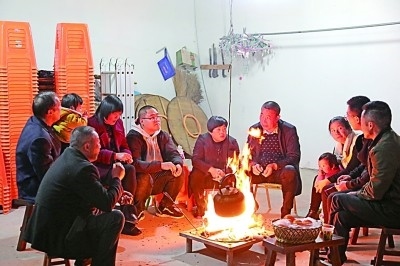 為討論蜜梨產(chǎn)業(yè)發(fā)展事宜，鸕鳥鎮(zhèn)開展“圍爐夜話”。資料圖片