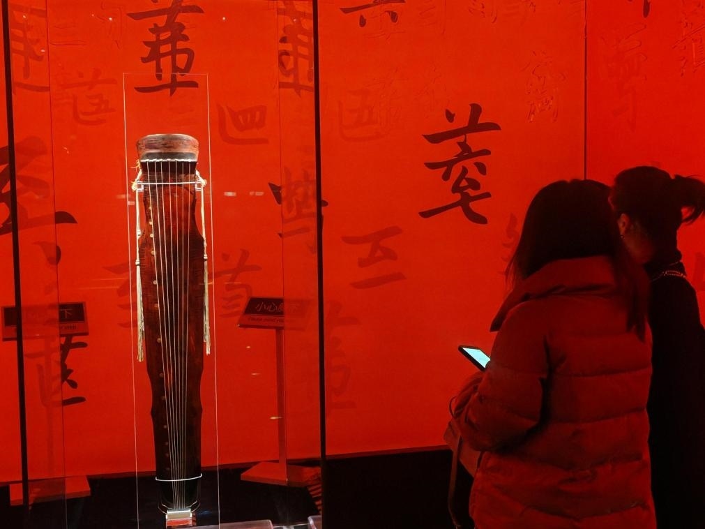 近日，在浙江省博物館之江館區(qū)，故宮博物館收藏的唐“大圣遺音”琴在“‘故宮·茶世界’觀茶——茶文化精品展”展出。新華社記者 馮源 攝