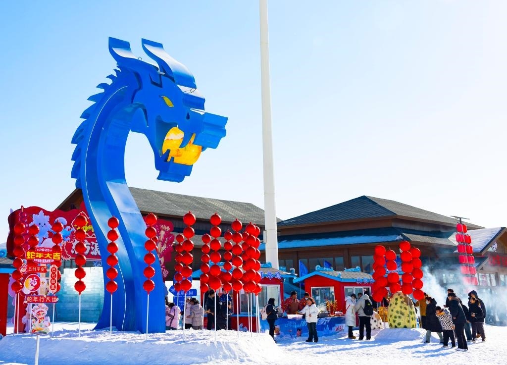 2025年1月，游客在遼寧錦州東方華地城海洋冰雪王國內(nèi)游覽。新華社發(fā)