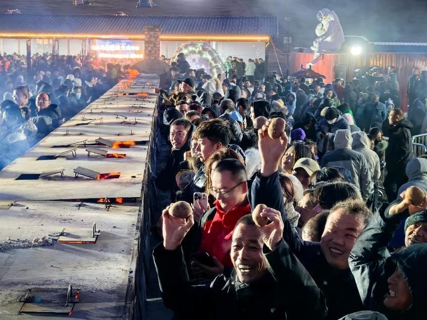 烏蘭哈達火山腳下“千人烤土豆”。人民網(wǎng)記者 苗陽攝