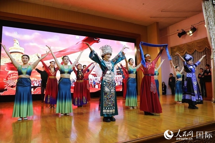 留俄學(xué)生進(jìn)行民族舞表演。人民網(wǎng)記者 隋鑫攝