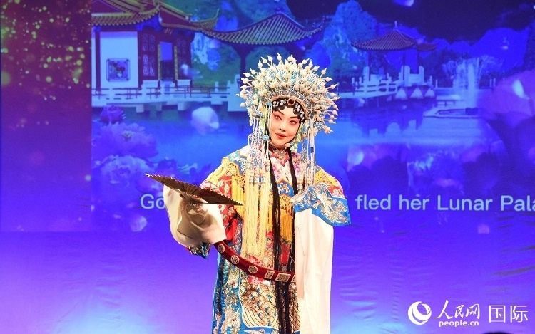 京劇經(jīng)典選段《貴妃醉酒》。人民網(wǎng)記者 殷淼攝