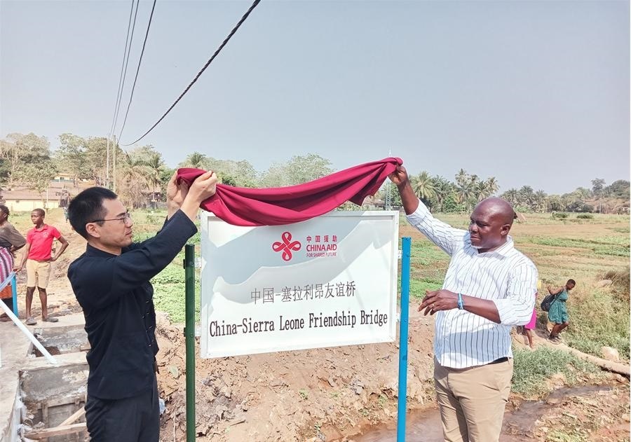 中國(guó)駐塞拉利昂大使王擎（左）和博城市市長(zhǎng)穆薩（右）為中國(guó)—塞拉利昂友誼橋揭牌。中國(guó)援塞農(nóng)業(yè)專(zhuān)家組供圖