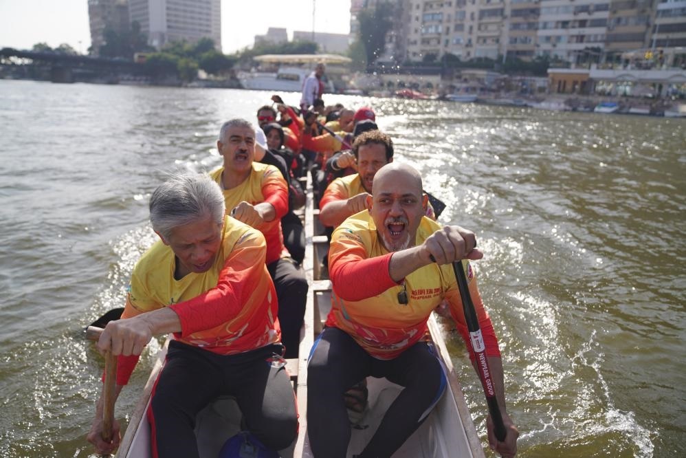 活動現(xiàn)場龍舟競技，共慶春節(jié)。開羅中國文化中心供圖