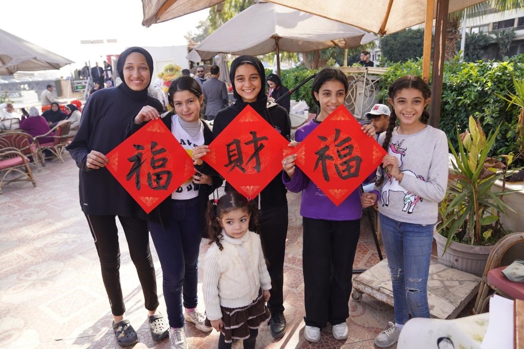 埃及民眾參與中國文化體驗活動。開羅中國文化中心供圖