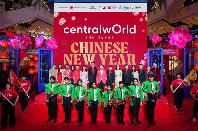 中泰嘉賓在活動開幕式上合影留念?；顒又鬓k方供圖