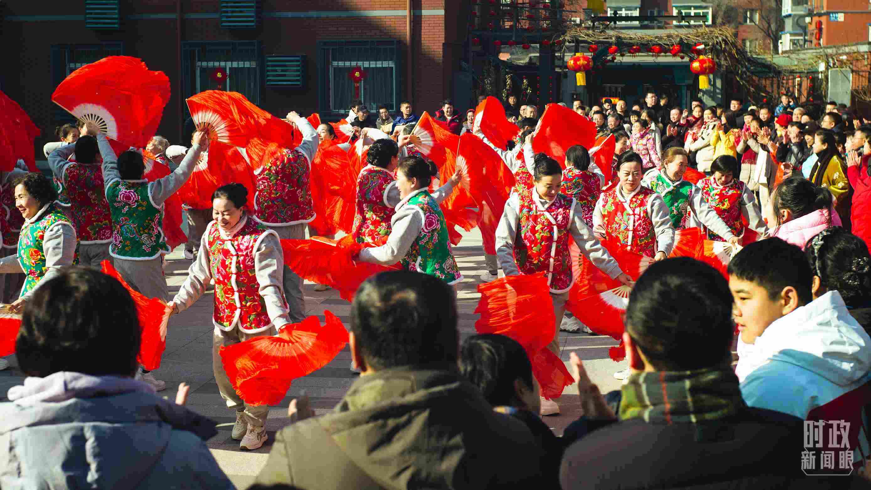 長安小區(qū)文化廣場上，居民們扭起歡快的秧歌。（總臺央視記者彭漢明拍攝）