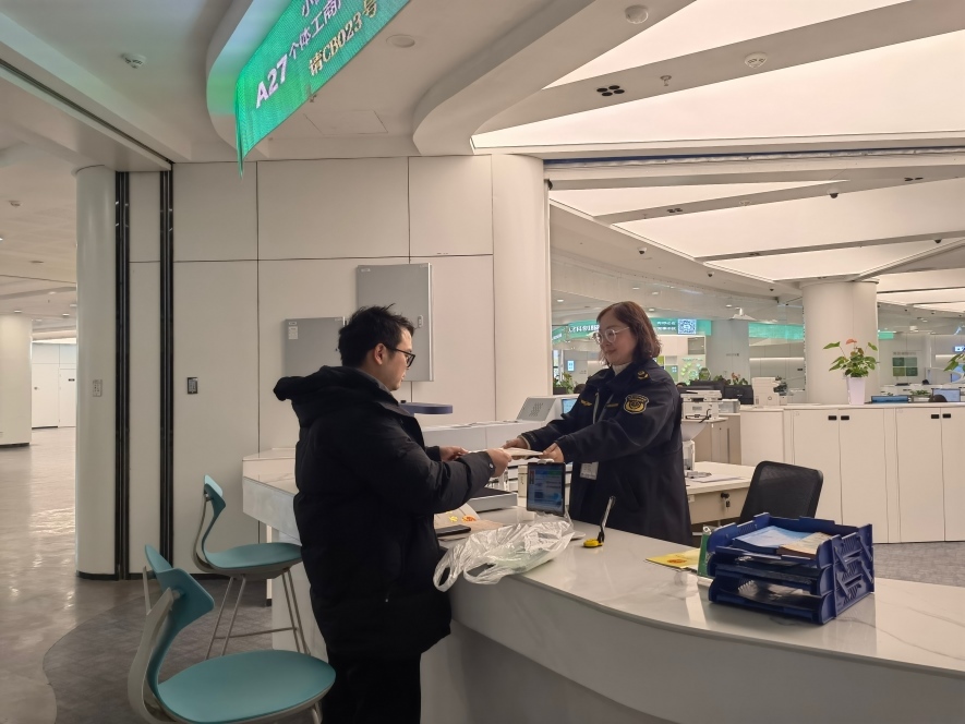 企業(yè)在出證窗口“一站式”領(lǐng)取變更后的營業(yè)執(zhí)照。圖片來源：浙江衢州市市場監(jiān)督管理局