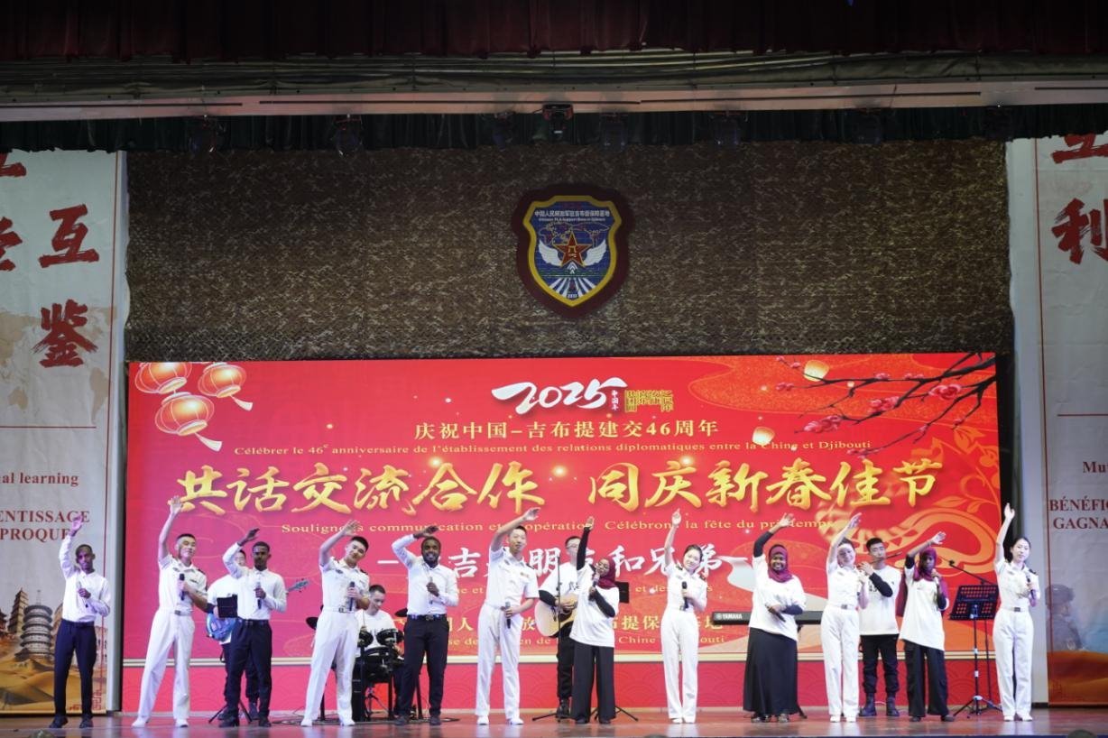 中吉兩國嘉賓合唱《友誼地久天長》。主辦方供圖