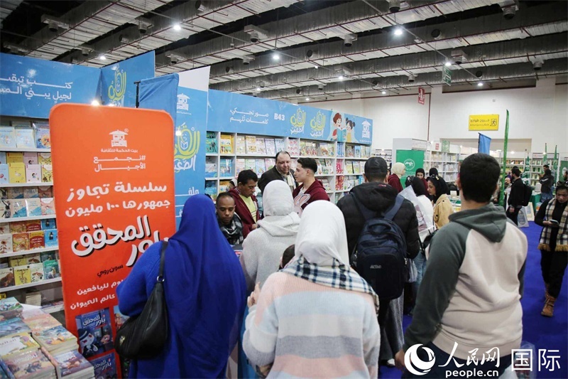 觀眾參觀書展展臺。人民網(wǎng)記者 黃培昭攝