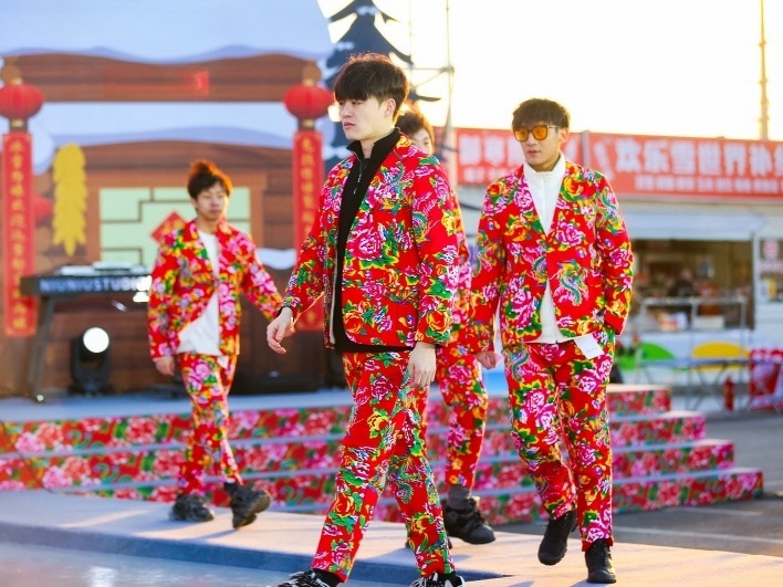 東北滑雪走秀現(xiàn)場。人民網(wǎng)記者 許維娜攝