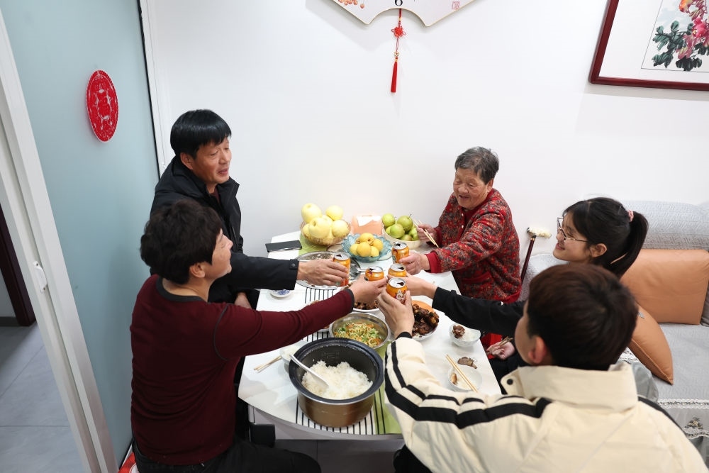 2025年1月22日，遼寧省葫蘆島市綏中縣祝家溝村村民朱西存一家在新房里。新華社記者姚劍鋒 攝