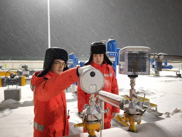 黑河作業(yè)區(qū)員工夜間對天然氣管道進(jìn)行巡檢。受訪者供圖