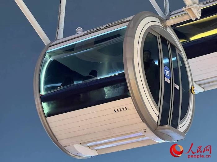 安裝了四要素微型氣象站的摩天輪轎廂。人民網(wǎng) 高清揚(yáng)攝