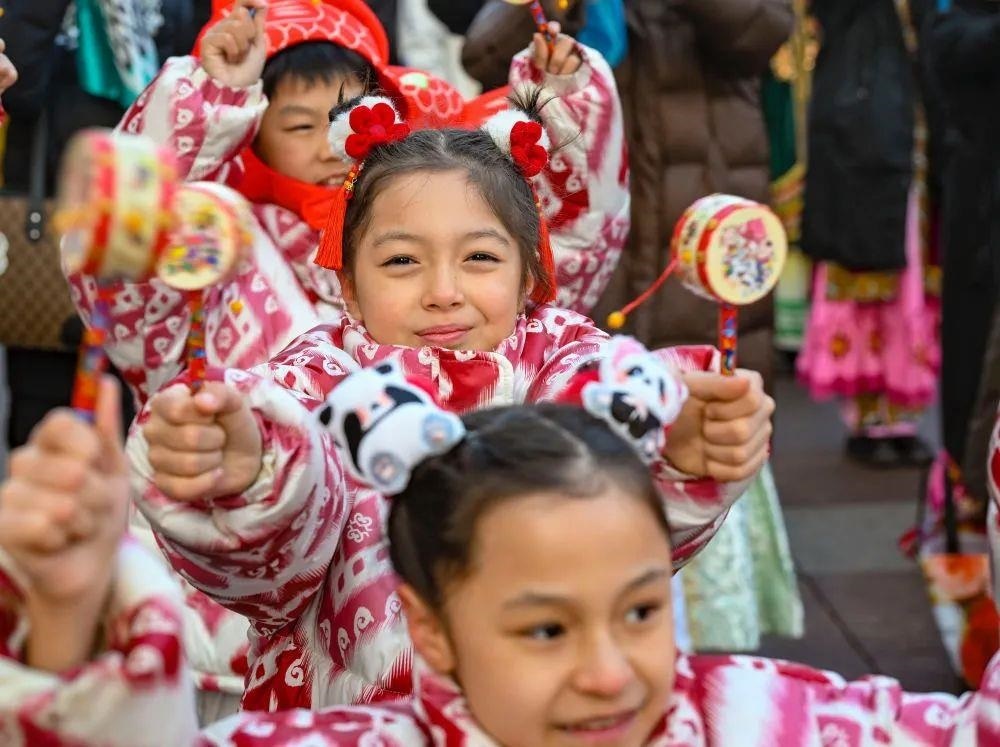 △新疆大巴扎社火迎新春，孩子們?cè)诂F(xiàn)場(chǎng)表演。