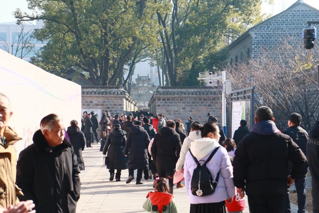 1月29日，游客在安徽省桐城市的六尺巷游覽。新華社記者 許諾 攝