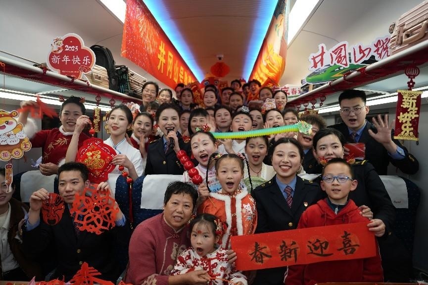 全體演職人員與旅客大合影。人民網(wǎng) 歐陽易佳攝