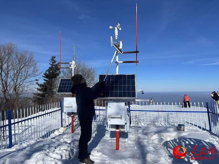 工作人員正在對氣象設(shè)備進行日常維護。人民網(wǎng) 高清揚攝