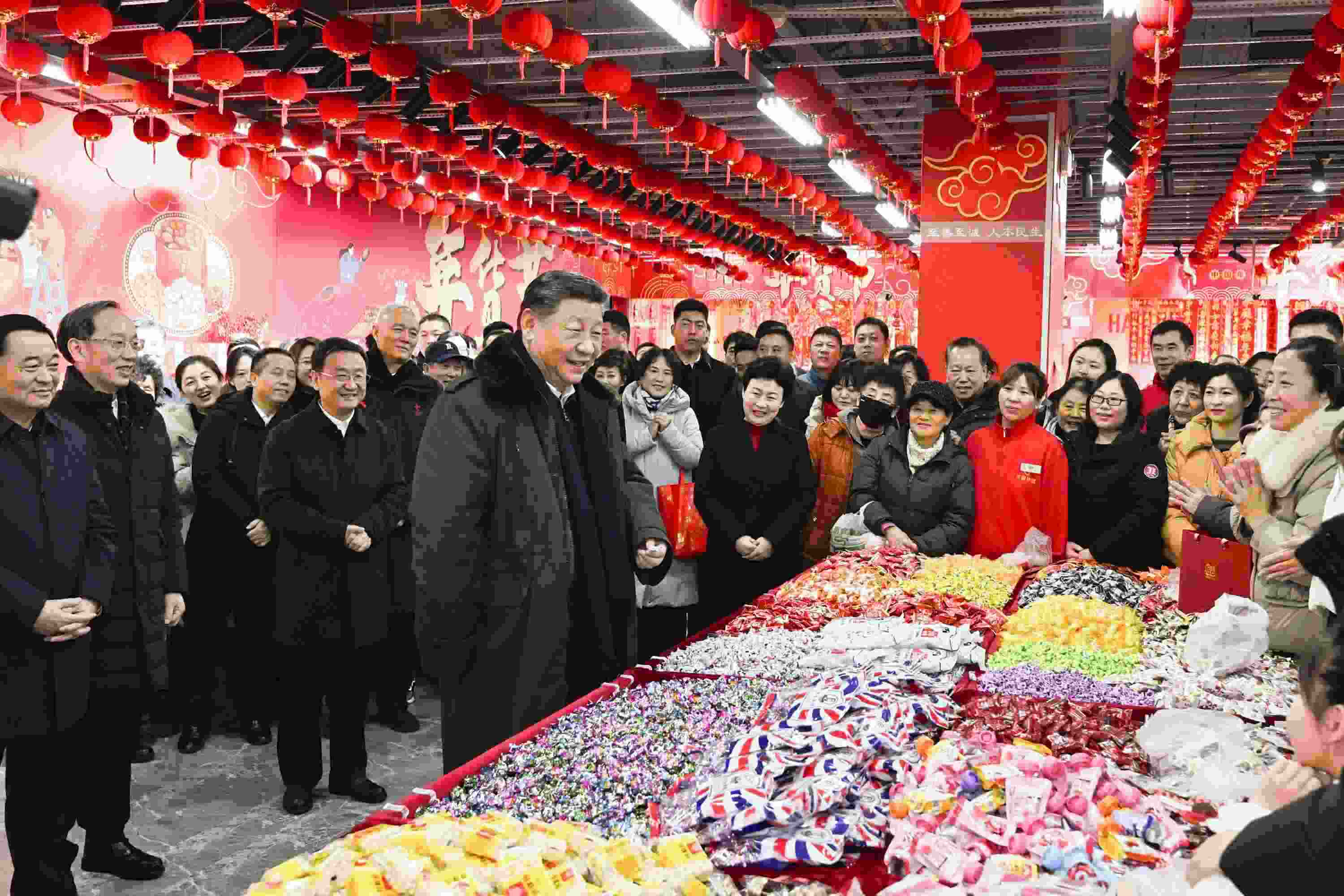 2025年1月23日，習(xí)近平總書記在遼寧沈陽大東副食品商場考察時(shí)，同店主和顧客親切交流，向大家致以新春祝福。
