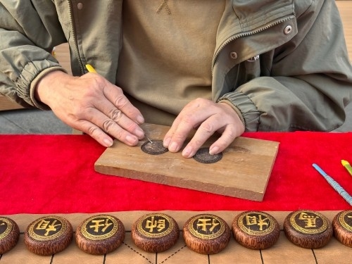 柯秋楓正在雕刻。人民網(wǎng) 陳葉欣攝