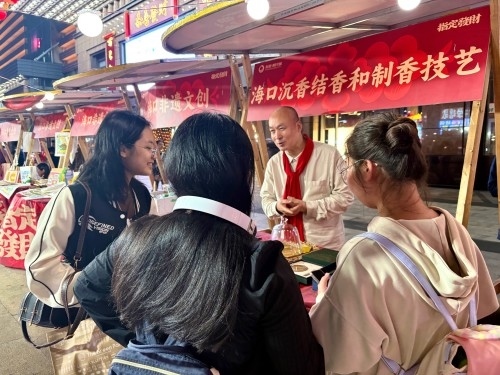 魏希望在非遺集市上介紹沉香。人民網(wǎng) 陳葉欣攝