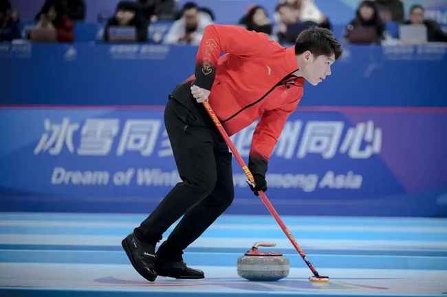 2月4日，中國隊選手王智宇在比賽中擦冰。新華社記者 江漢 攝