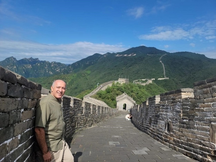 瓦里夫·庫邁哈在游覽長城時留影。受訪者供圖