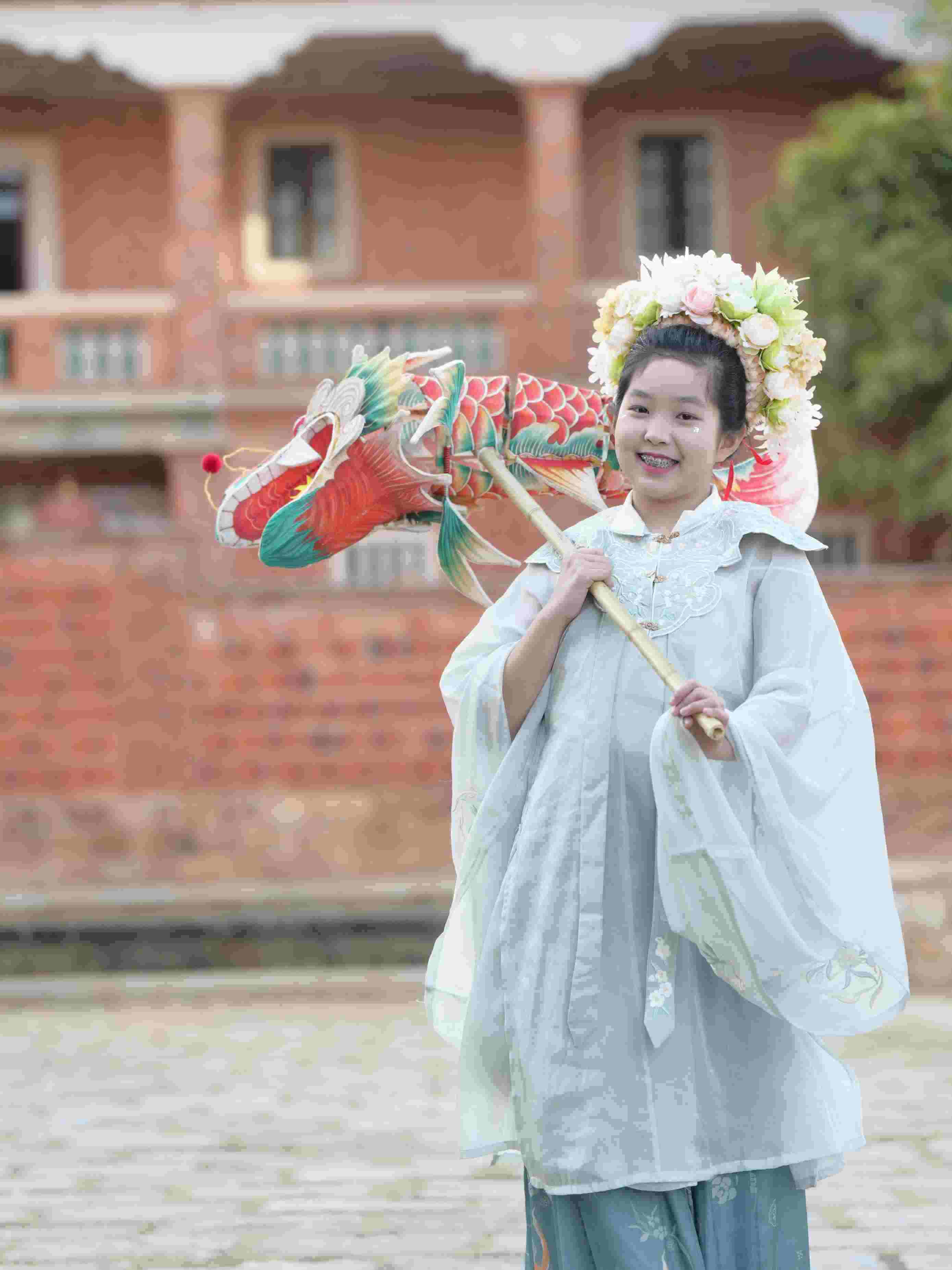 在泉州，沈女士為女兒拍下頭戴簪花的照片。受訪者供圖