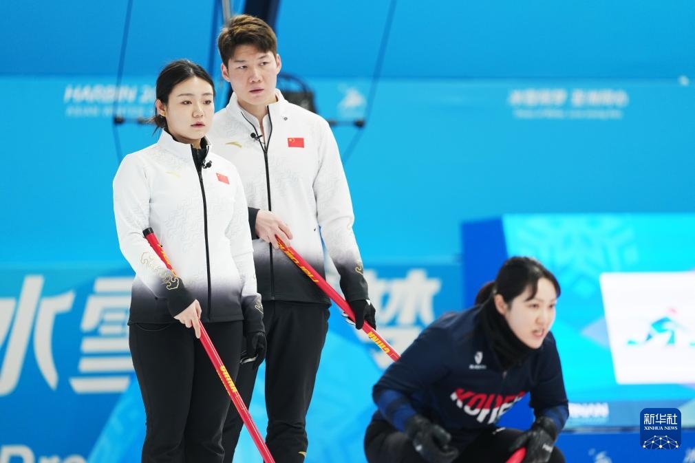2月6日，中國(guó)隊(duì)選手王智宇（中）、韓雨（左）在比賽中。新華社記者 王松 攝