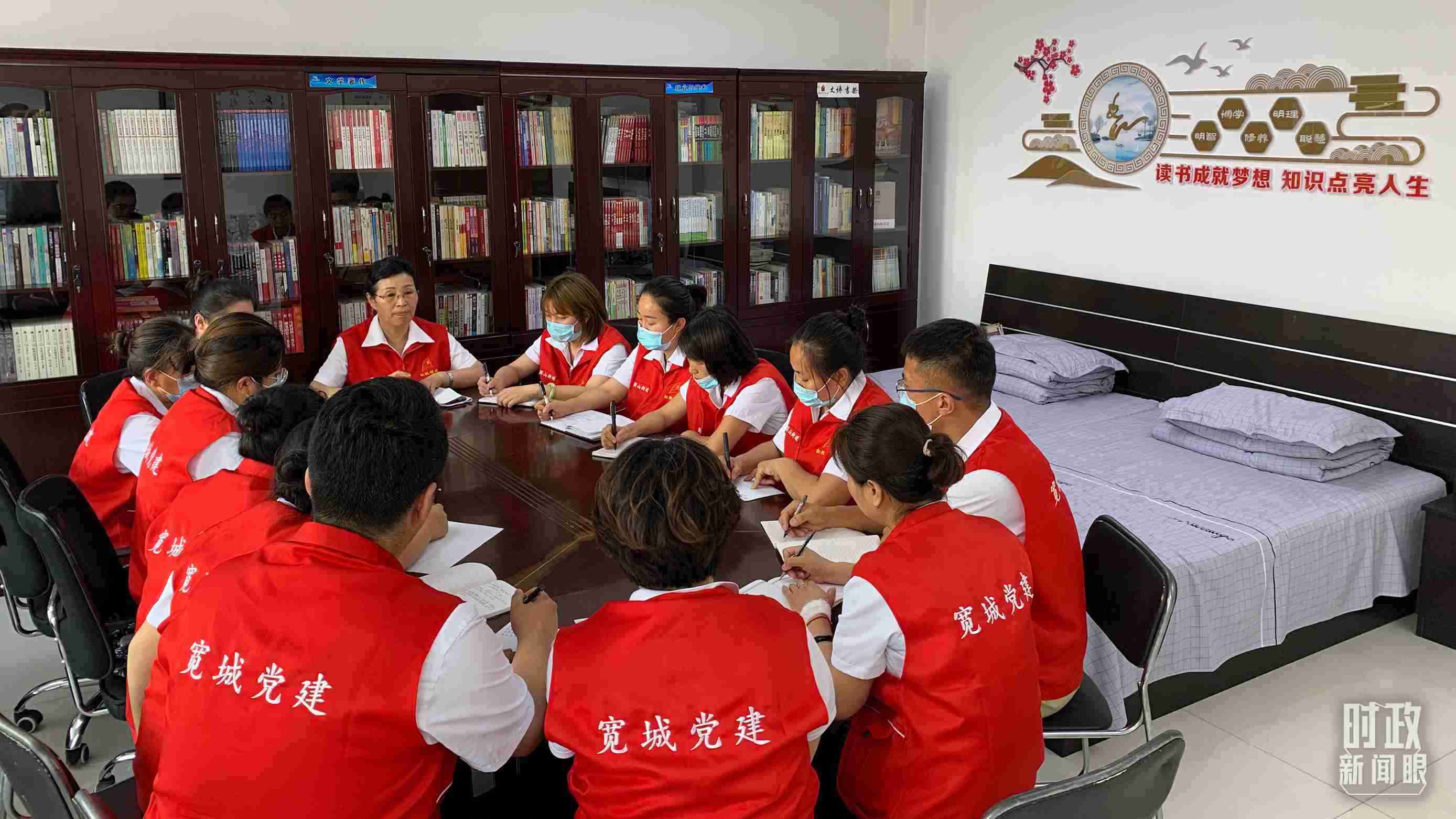 △吉林長春，長山花園社區(qū)黨建討論會(huì)。（總臺(tái)央視記者趙化拍攝）