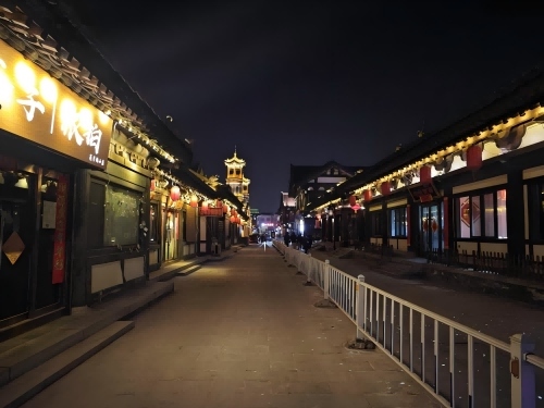 道歉公告發(fā)布后，夜晚10時(shí)的古城。人民網(wǎng)記者 黃鈺攝