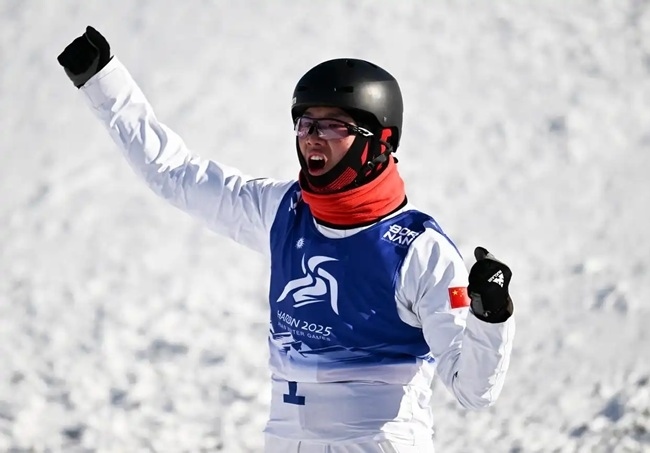 2月9日，李心鵬在比賽后慶祝。新華社記者 夏一方攝